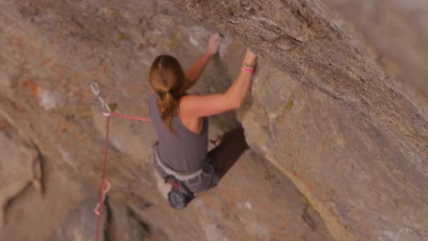 Альпинист, взбирающийся на скальную стену — стоковое видео
