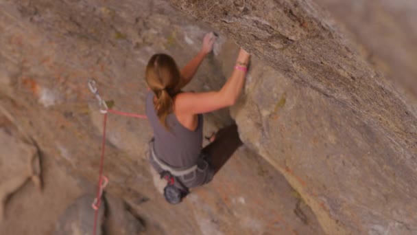 Scalatore scalando una parete di roccia pura — Video Stock