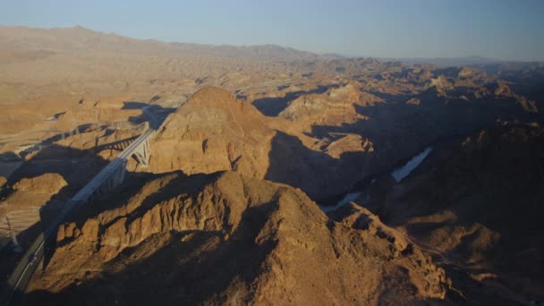 Bergen en de snelweg die leidt tot de Hoover Dam — Stockvideo