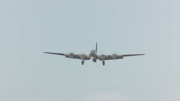 Ein Oldtimer-Flugzeug fliegt tief über einen Flugplatz. — Stockvideo