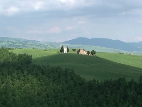 Um antigo mosteiro na zona rural da Toscana — Vídeo de Stock