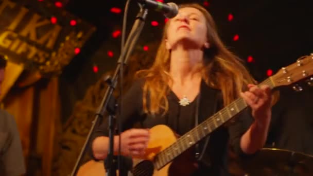 Kobieta na gitarze i śpiewa do mikrofonu — Wideo stockowe