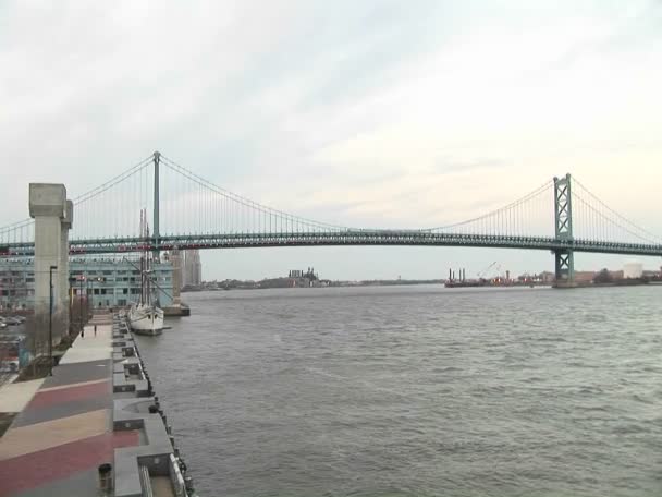 Puente de Brooklyn con vistas al horizonte — Vídeo de stock