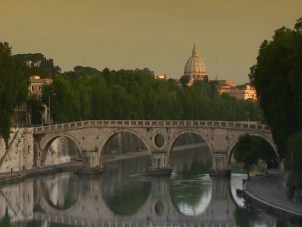 Мост через Тибр в Риме — стоковое видео