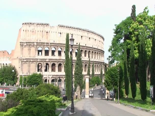 通過するトラフィックを持つローマのコロシアム — ストック動画