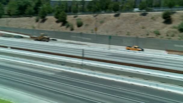 Lege rek van de 405 freeway in Los Angles als bemanningen scheur onderaan deel van een brug. — Stockvideo