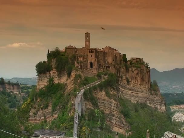 Mittelalterliche Bergstadt in Italien — Stockvideo