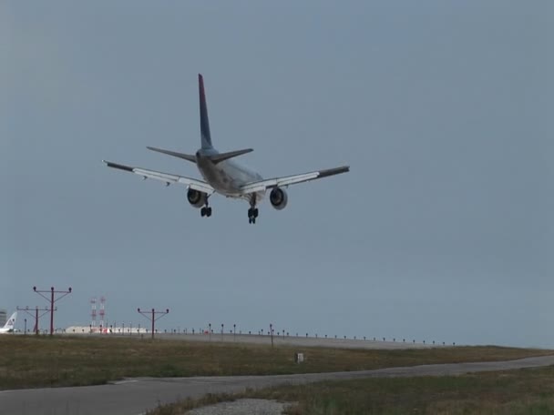 제트 비행기는 공항 활주로에 도착. — 비디오