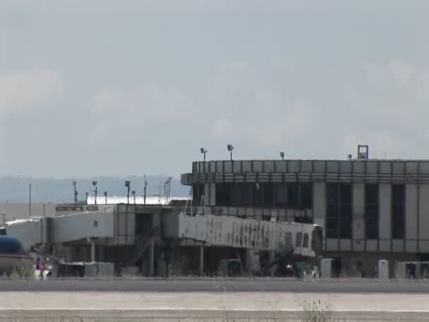 A jet taxis quickly on an airport runway. — Stock Video