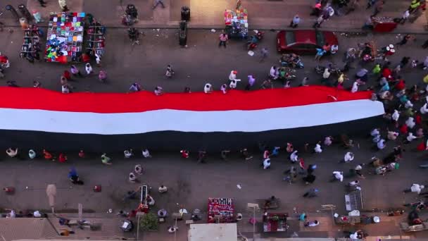 Manifestanti che portano striscioni marciano per le strade del Cairo — Video Stock