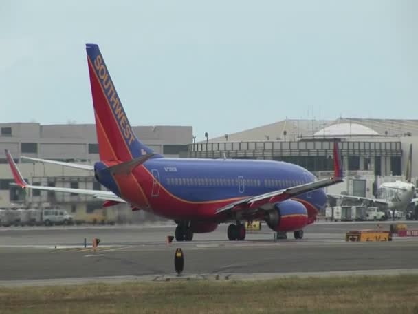 Un avion Southwest Airlines se trouve sur un tarmac d'aéroport . — Video