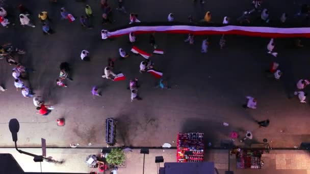 Demonstranten tragen ein Transparent und marschieren durch die Straßen von Kairo — Stockvideo