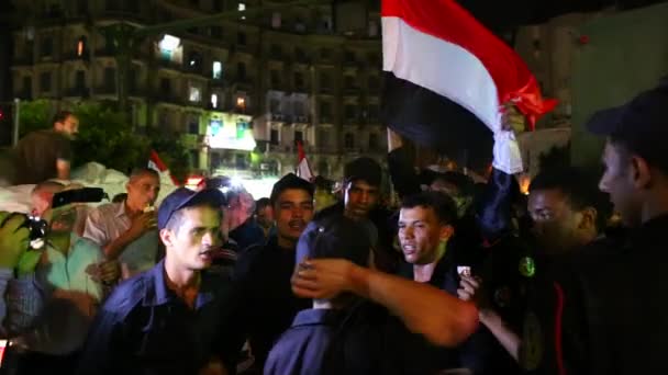 Demonstranten chant tijdens een nachtelijke bijeenkomst in Caïro — Stockvideo