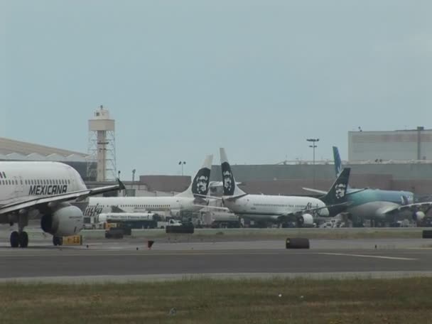 Les avions roulent le long d'une piste dans un grand aéroport moderne . — Video