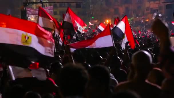 Протестующие машут египетским флагом в Каире — стоковое видео