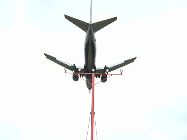 Um jato se prepara para pousar em uma pista do aeroporto . — Vídeo de Stock