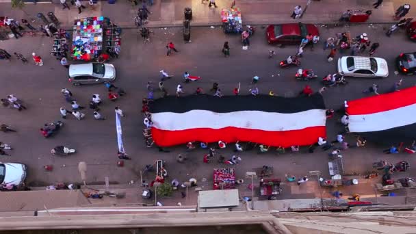 Demonstranten met spandoeken maart in de straten van Caïro — Stockvideo