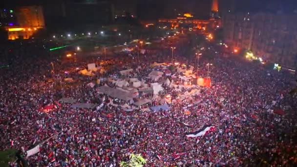 Ohňostroj vybuchne nad demonstranti shromáždili na náměstí Tahrír v Káhiře — Stock video