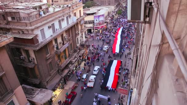 Afiş taşıyan ve Kahire sokaklarda yürüyen protestocular — Stok video