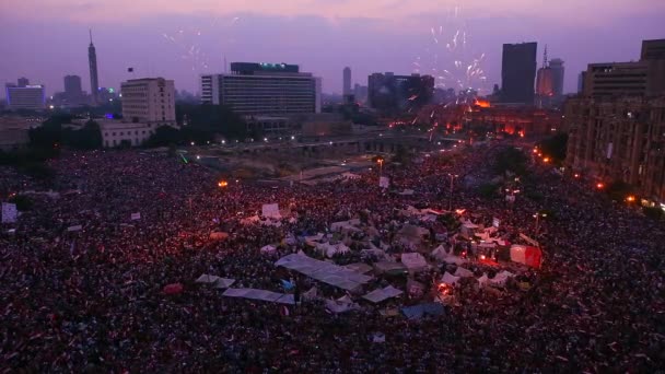 Demonstranten verzameld in Tahrir Square — Stockvideo
