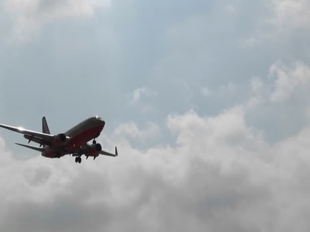 Un aereo a reazione sudoccidentale atterra su una pista aeroportuale . — Video Stock