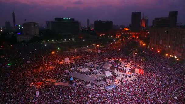 Участники акции протеста собрались на площади Тахрир в Каире — стоковое видео