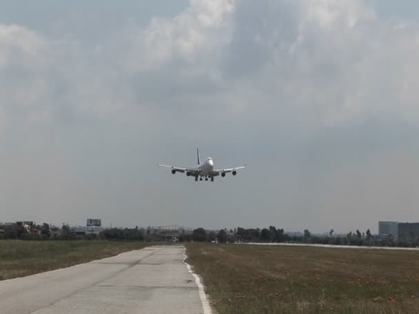 Een vliegtuig landing op een landingsbaan — Stockvideo