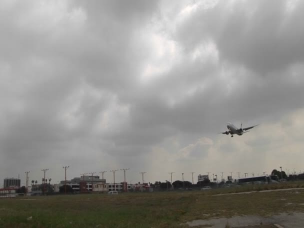Flugzeug landet auf Landebahn — Stockvideo