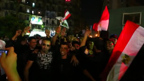 Manifestantes cantam em um comício noturno — Vídeo de Stock