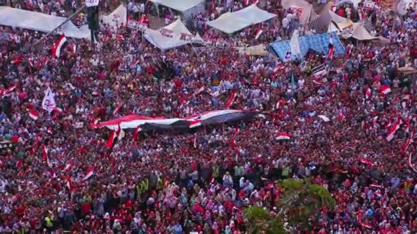 Manifestantes ondean banderas en El Cairo — Vídeos de Stock