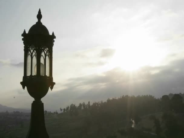 Nuages sur un lampadaire — Video