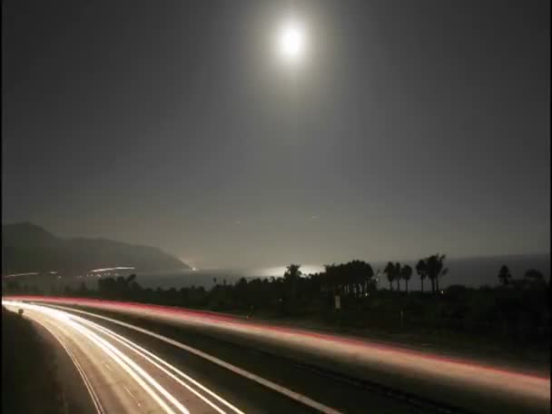 Mond und Verkehr in Strandnähe — Stockvideo