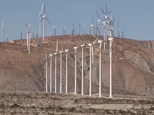 Ветряные мельницы вращаются на ветру — стоковое видео