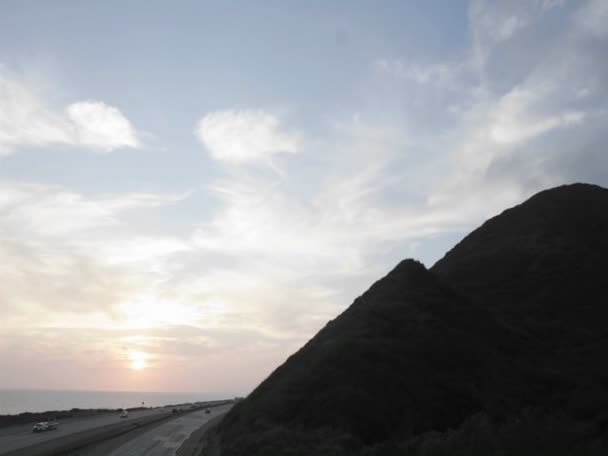 在一个山坡上移动的云 — 图库视频影像