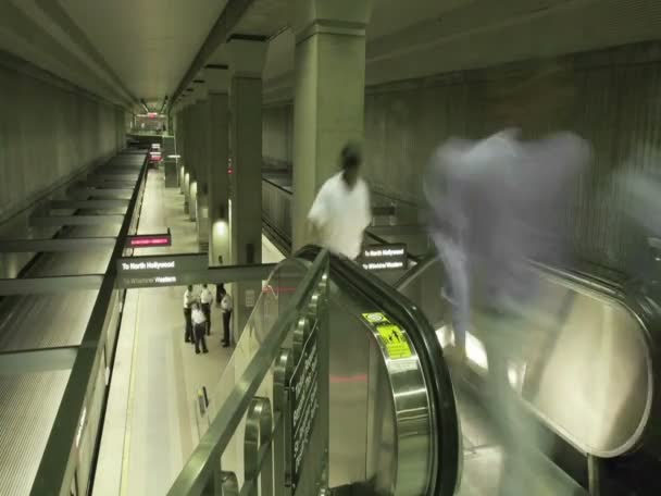Станция метро и эскалатор — стоковое видео