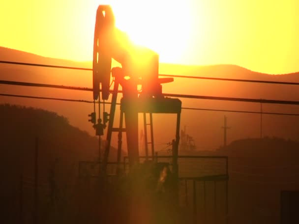 Pompage Derrick au coucher du soleil — Video