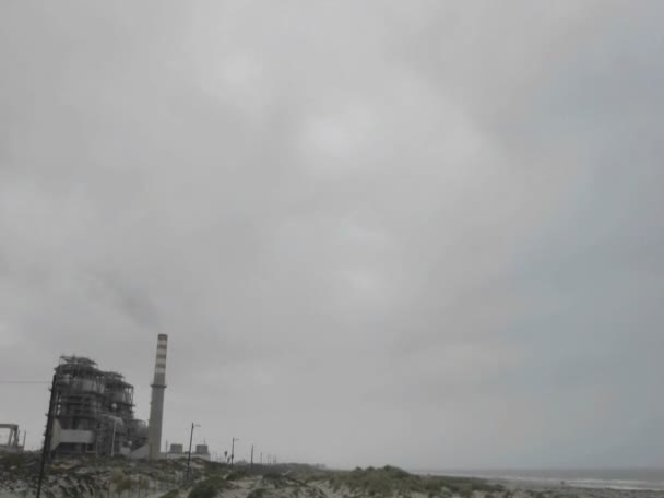 Nubes oscuras sobre una planta — Vídeos de Stock