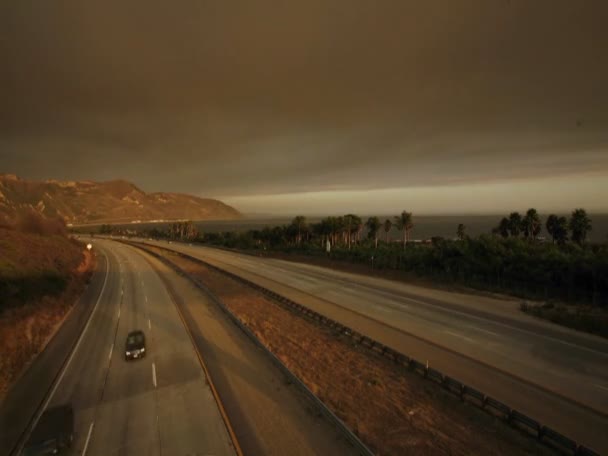 Autostrada w dzień i w nocy — Wideo stockowe