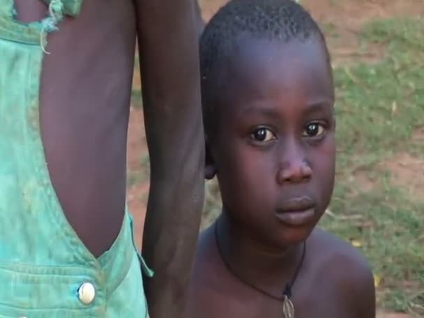 Orphans display sadness on their faces at a camp — Stock Video