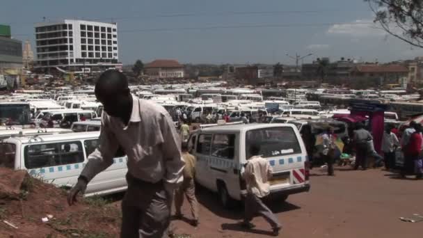 Overvolle bus depot in Kampala — Stockvideo