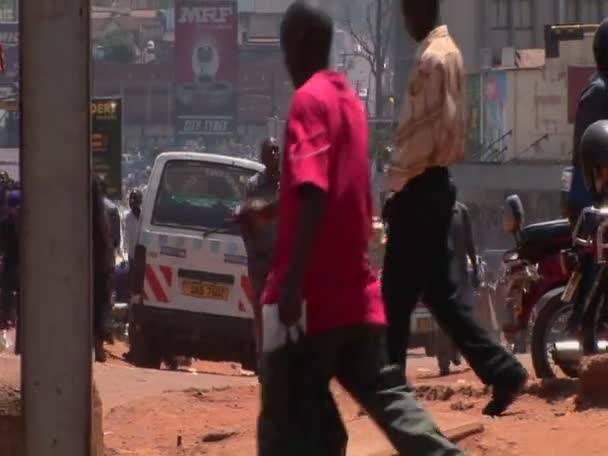 Calle llena de gente en Kampala — Vídeo de stock