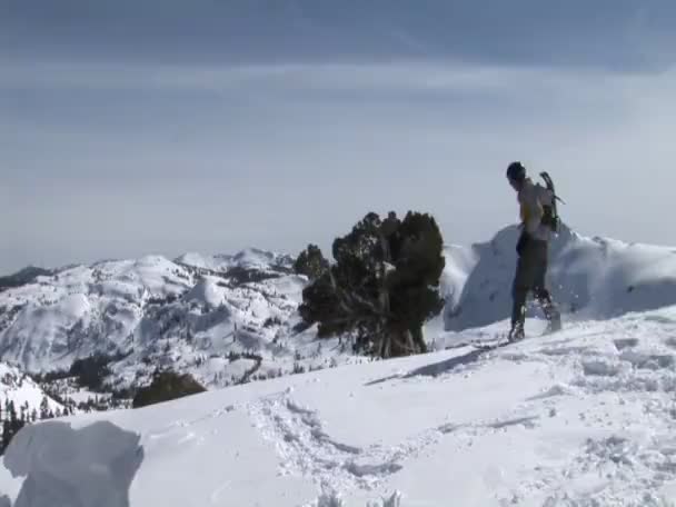 Snowborder skok ze svahu — Stock video