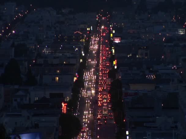 Tráfico que se mueve en una gran ciudad por la noche — Vídeos de Stock