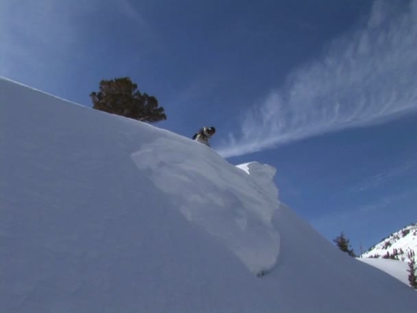 Snowboarder snowboarding downhill — Stock Video