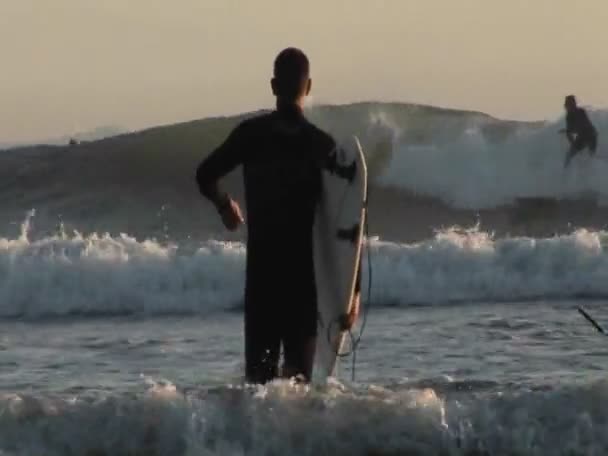 Surfers rijden een golven oceaan — Stockvideo