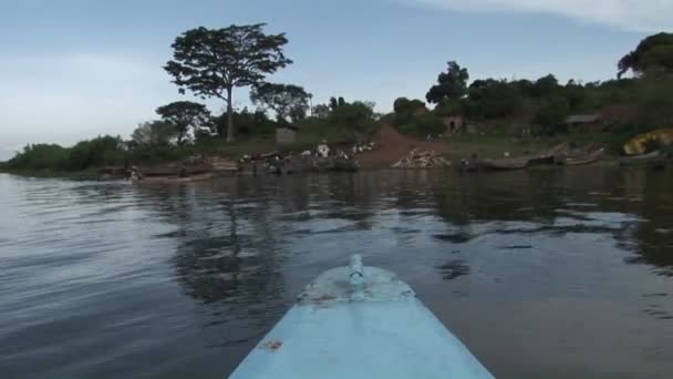 Barcos de pesca salida de la orilla — Vídeo de stock