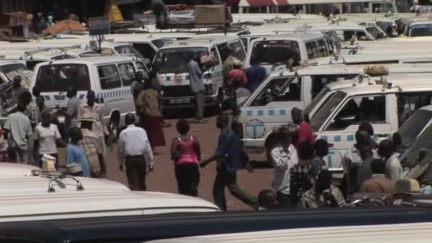 Abarrotada estación de autobuses en Kampala — Vídeo de stock