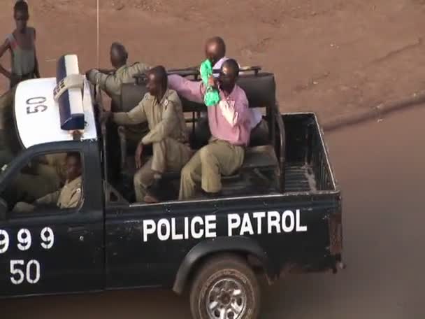 Polizei patrouilliert in einem Viertel von Kampala — Stockvideo