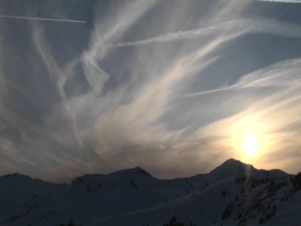 Σύννεφα που κινούνται πάνω από μια σειρά βουνών — Αρχείο Βίντεο