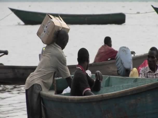 Рыбаки и их лодки вдоль берега — стоковое видео